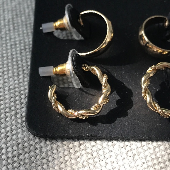 Simons gold curved earrings - Picture 3 of 4